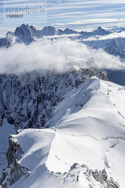 Bergsteiger auf dem verschneiten Kamm des Mont Blanc  Chamonix  Frankreich  Europa