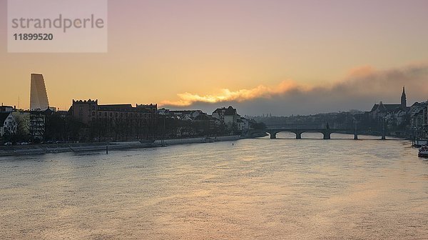 Blick über den Rhein auf Basel mit Roche-Turm und Mittlere Rheinbrücke  Sonnenaufgang  Basel  Kanton Basel-Stadt  Schweiz  Europa