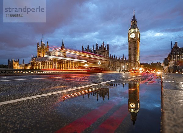 Lichtspuren  doppelstöckiger Bus  Westminster Bridge  Palace of Westminster  Houses of Parliament mit Spiegelung  Big Ben  City of Westminster  London  England  Vereinigtes Königreich  Europa