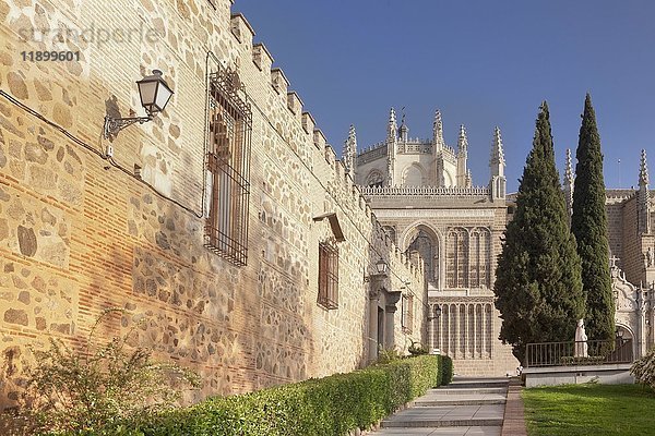 Palacio de la Cava  im Hintergrund das Franziskanerkloster San Juan de los Reyes  Toledo  Kastilien-La Mancha  Spanien  Europa