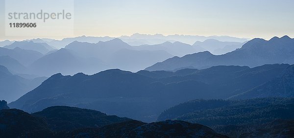 Alpen im Dunst Hagengebirge  Tennengebirge  Totesgebirge  Dachstein  Österreich  Europa