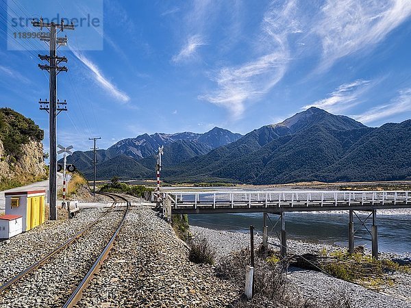 Tranz Alpine Railroad  Mt. Whitebridge  Waimakairi River  Arthur's Pass National Park  Canterbury Region  Südinsel  Neuseeland  Ozeanien