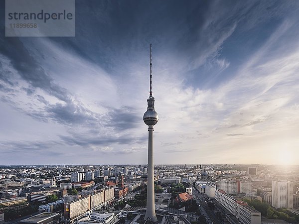 Stadtbild mit Berliner Fernsehturm  Alex  bewölkter Himmel  Berlin  Deutschland  Europa