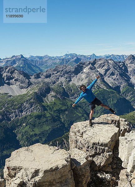 Wanderer auf einem Bein stehend  Berge und Alpen  Gipfel des Hochvogels  Allgäu  Allgäuer Hochalpen  Bayern  Deutschland  Europa