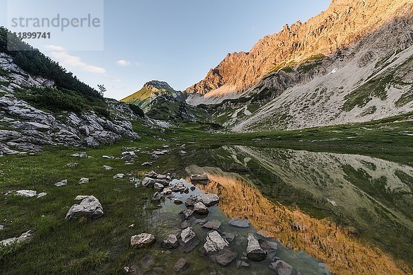 Berge im Abendlicht  Glasfelderkopf in der Mitte  rechts Fuchskarspitze  Spiegelung im Bergsee am Printz-Luitpolt-Haus  Bad Hindelang  Allgäu  Bayern  Deutschland  Europa