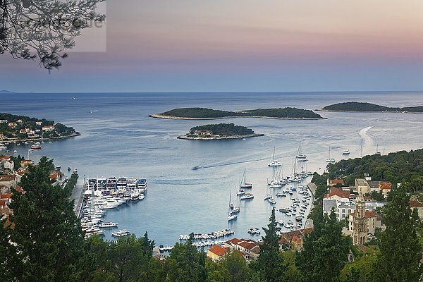 Ansicht des Hafens und der Stadt Hvar  Insel Hvar  Split-Dalmatien  Kroatien  Europa