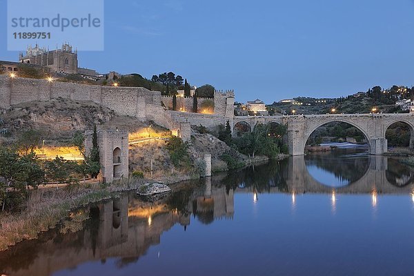 Die Kirche San Juan de los Reyes und die Brücke Puente de San Martin spiegeln sich im Fluss Tajo  Toledo  Kastilien-La Mancha  Spanien  Europa