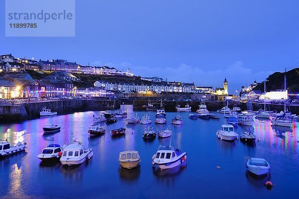 Hafen am Abend  Porthleven  Cornwall  England  Vereinigtes Königreich  Europa