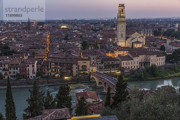 Blick in der Abenddämmerung vom Hügel von San Pietro auf die Altstadt  Fluss Etsch mit römischer Brücke Ponte Pietra  Verona  Venetien  Italien  Europa