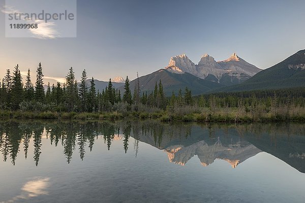 Three Sisters spiegeln sich im ruhigen Wasser  Morgenstimmung  Bow River  Canmore  Banff National Park  Alberta  Kanada  Nordamerika