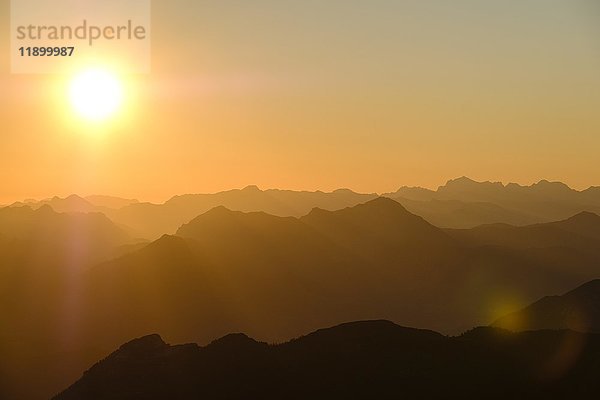 Sonnenaufgang über den Alpen  Tennengebirge  Totesgebirge  Dachstein  Österreich  Europa
