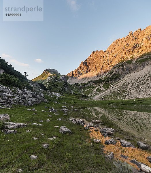 Berge im Abendlicht  links der Glasfelderkopf  in der Mitte die Fuchskarspitze  Spiegelung im Bergsee am Printz-Luitpolt-Haus  Bad Hindelang  Allgäu  Bayern  Deutschland  Europa