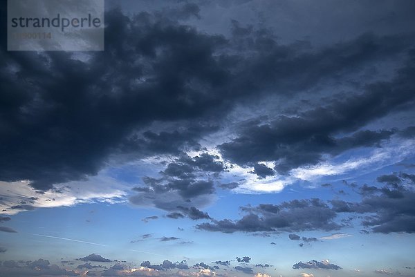 Aufziehende Gewitterwolken  Bayern  Deutschland  Europa