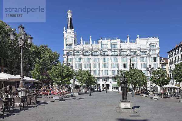 Plaza de Santa Ana  Statue von Federico Garcia Lorca  Hotel Reina Victoria  Madrid  Spanien  Europa