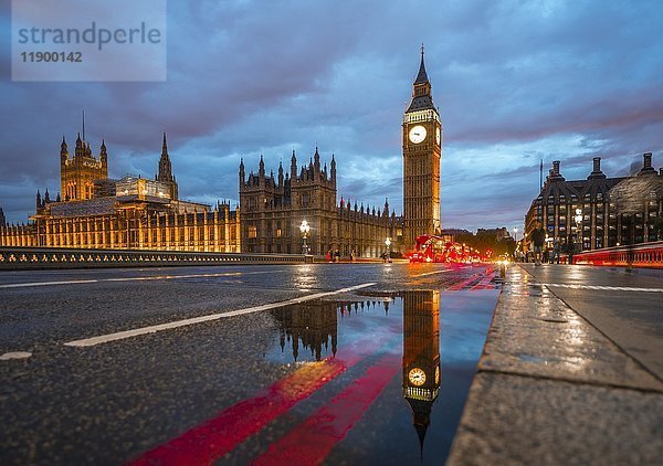 Westminster Bridge  Palace of Westminster  Houses of Parliament mit Spiegelung  Big Ben  City of Westminster  London  England  Vereinigtes Königreich  Europa