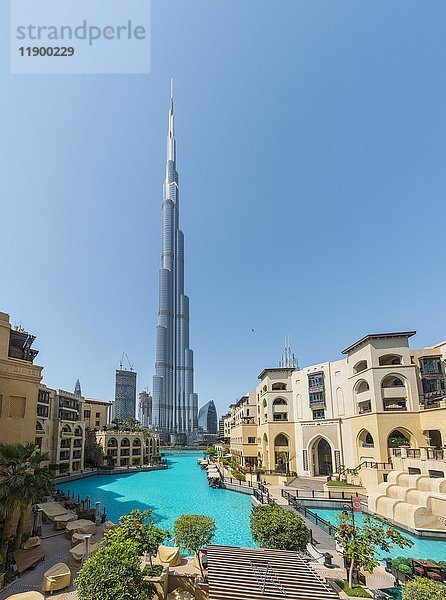Burj Khalifa mit künstlichem See  Dubai  Emirat Dubai  Vereinigte Arabische Emirate  Asien