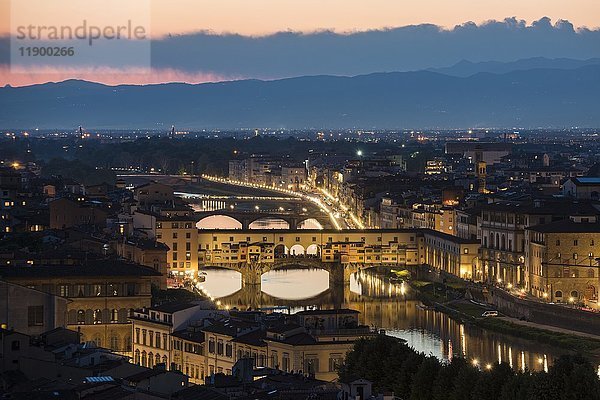 Panoramablick vom Piazzale Michelangelo  Stadtbild am Abend  Ponte Vecchio und Fluss Arno  Florenz  Toskana  Italien  Europa