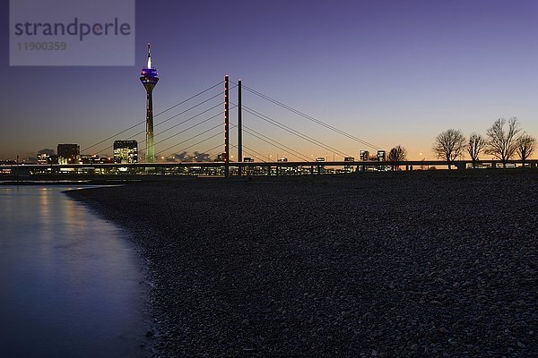 Stadttor  Rheinturm und Rheinkniebrücke im Abendlicht  Rheinufer  Düsseldorf  Nordrhein-Westfalen  Deutschland  Europa