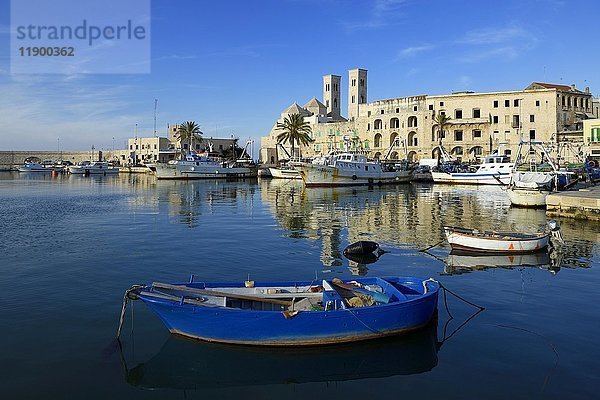 Hafen mit alten Fischerbooten  an der Rückseite der Kathedrale  San Corrado  Molfetta  Provinz Bari  Apulien  Italien  Europa