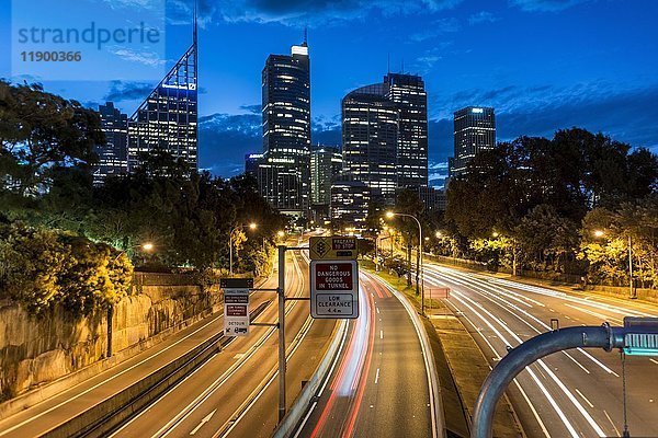 Langzeitbelichtung  Autobahn  Wolkenkratzer bei Nacht  Sydney  New South Wales  Australien  Ozeanien