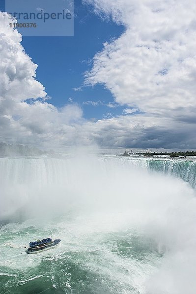 Touristenboot im Nebel der Horseshoe Falls  Canadian Falls  Niagara Falls  Ontario  Kanada  Nordamerika