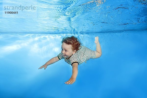 Kleiner Junge in gestreifter Badehose unter Wasser im Schwimmbad  Ukraine  Europa