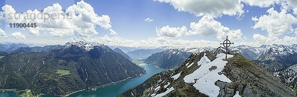 Blick auf Achensee und Seekarspitze mit Gipfelkreuz  Luftbild  Alpenpanorama  Tirol  Österreich  Europa