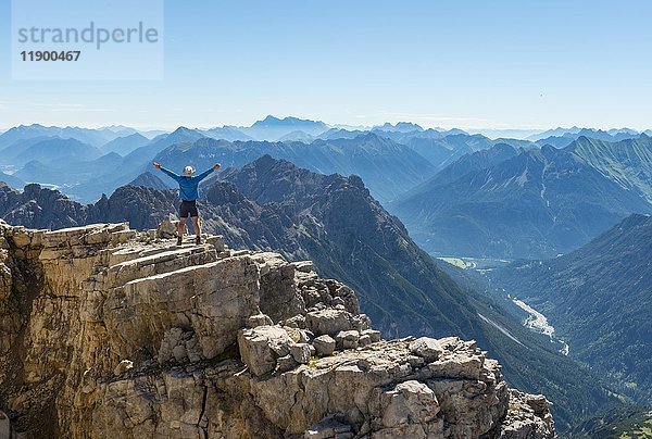 Wanderer streckt Arme in die Luft  Berge und Alpen  Gipfel des Hochvogel  Allgäu  Allgäuer Hochalpen  Bayern  Deutschland  Europa