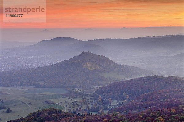 Blick vom Breitenstein auf Limburg und die Drei Kaiserberge Hohenstaufen  Rechberg und Stuifen  Weilheim  Schwäbische Alb  Baden-Württemberg  Deutschland  Europa