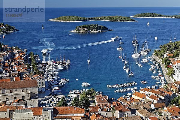 Blick von der Festung Spanjola auf den Hafen und die Stadt Hvar  Insel Hvar  Split-Dalmatien  Kroatien  Europa