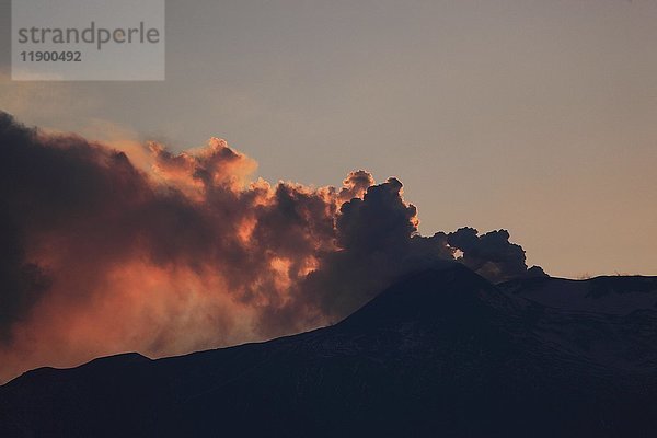 Rote Rauchwolke über dem Gipfel des Ätna  Sonnenuntergang  Sizilien  Italien  Europa