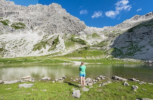 Wanderer genießt die Landschaft  Bergsee am Printz-Luitpolt-Haus  Allgäuer Alpen  Bad Hindelang  Allgäu  Bayern  Deutschland  Europa