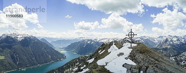 Blick auf Achensee und Seekarspitze mit Gipfelkreuz  Luftbild  Alpenpanorama  Tirol  Österreich  Europa