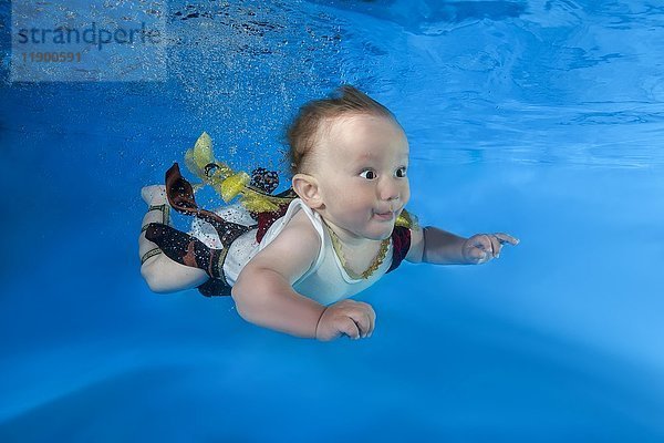 Kleiner Junge schwimmt unter Wasser  Ukraine  Europa