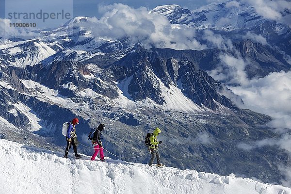 Drei Bergsteiger auf dem verschneiten Grat des Mont Blanc  Chamonix  Frankreich  Europa