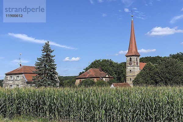 Kirche St. Giles und Pfarrhaus von 1734  Beerbach  Mittelfranken  Bayern  Deutschland  Europa