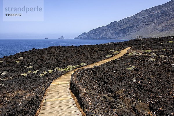 Weg durch schwarzes Lavafeld  Küste bei Las Puntas  El Golfo  El Hierro  Kanarische Inseln  Spanien  Europa
