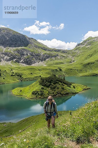 Wanderer auf Wanderweg  Schrecksee und Allgäuer Alpen  Bad Hindelang  Allgäu  Bayern  Deutschland  Europa
