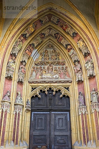 Tympanon mit bunt bemalten Heiligenfiguren  Portal des gotischen Doms St. Salvator oder St. Willibald  Eichstätt  Oberbayern  Bayern  Deutschland  Europa