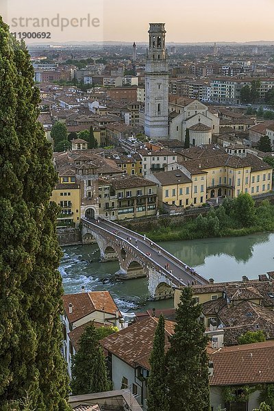 Panoramablick vom Hügel San Pietro  Altstadt mit dem Fluss Etsch und der Brücke Ponte Pietra  Verona  Venetien  Italien  Europa