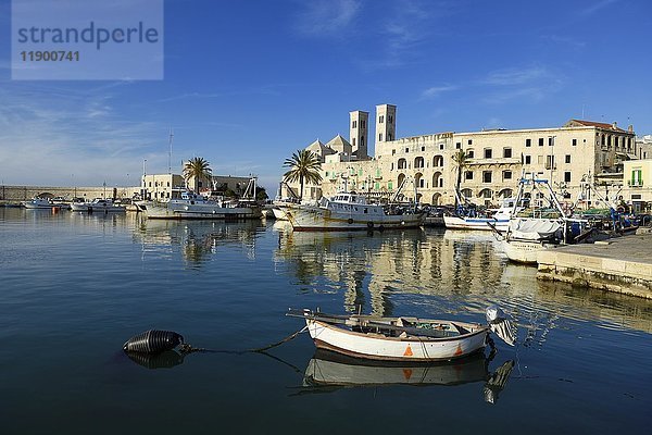Hafen mit alten Fischerbooten  an der Rückseite der Kathedrale  San Corrado  Molfetta  Provinz Bari  Apulien  Italien  Europa