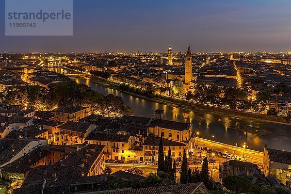 Blick in der Abenddämmerung vom Hügel von San Pietro auf die Altstadt  Fluss Etsch mit römischer Brücke Ponte Pietra  Verona  Venetien  Italien  Europa