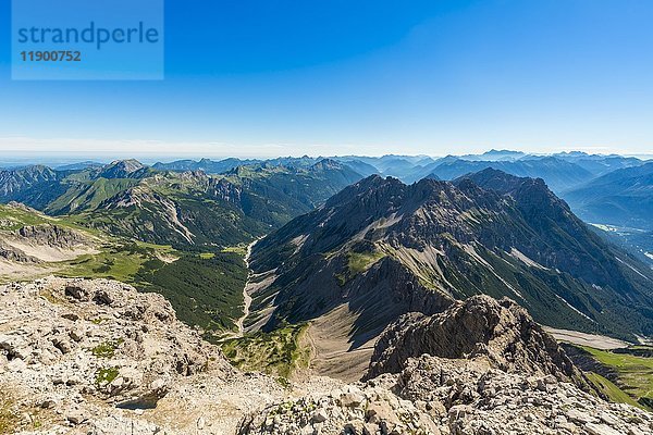 Felsige Berglandschaft  Tal  Berge und Alpen  Blick vom Hochvogel zum Großen Roßzahn  Allgäu  Allgäuer Hochalpen   Bayern  Deutschland  Europa