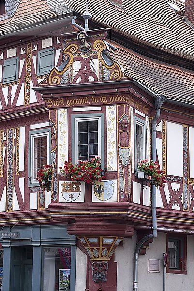 Das Einhardhaus  historisches Fachwerkhaus mit Ornamenten und Erker von 1596  Seligenstadt  Hessen  Deutschland  Europa