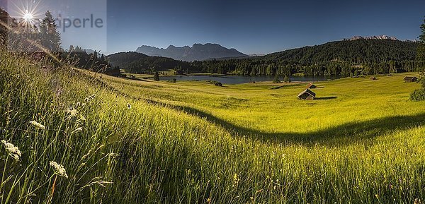 Kleine Hütten auf Bergwiese  Geroldsee und Karwendelgebirge im Hintergrund  Kaltenbrunn  Oberbayern  Deutschland  Europa