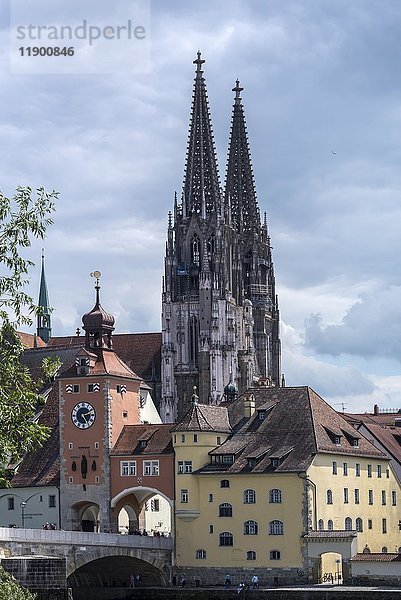 Dom St. Peter  links das Brückturm-Museum an der Steinernen Brücke  Regensburg  Oberpfalz  Bayern  Deutschland  Europa