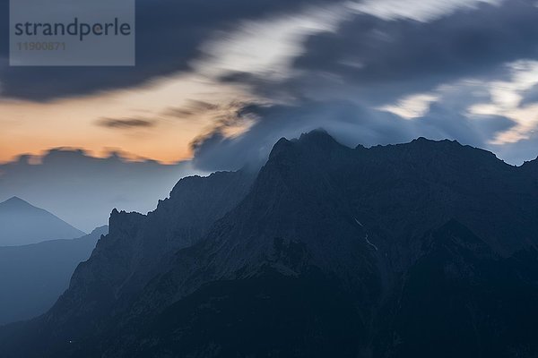 Karwendelgebirge bei Nacht mit dramatischen Wolken  Aussichtspunkt Arnspitze  Mittenwald  Oberbayern  Deutschland  Europa