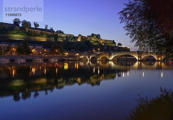 Ansicht von Namur mit der Maas mit Zitadelle und Pont de Jambes  Abenddämmerung  Ardennen  Wallonien  Belgien  Europa