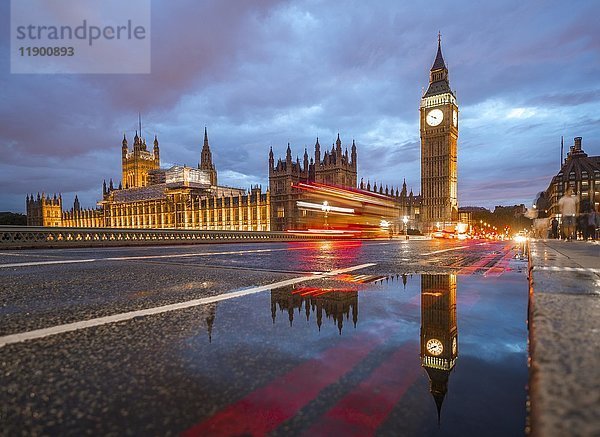 Lichtspuren  doppelstöckiger Bus  Westminster Bridge  Palace of Westminster  Houses of Parliament mit Spiegelung  Big Ben  City of Westminster  London  England  Vereinigtes Königreich  Europa