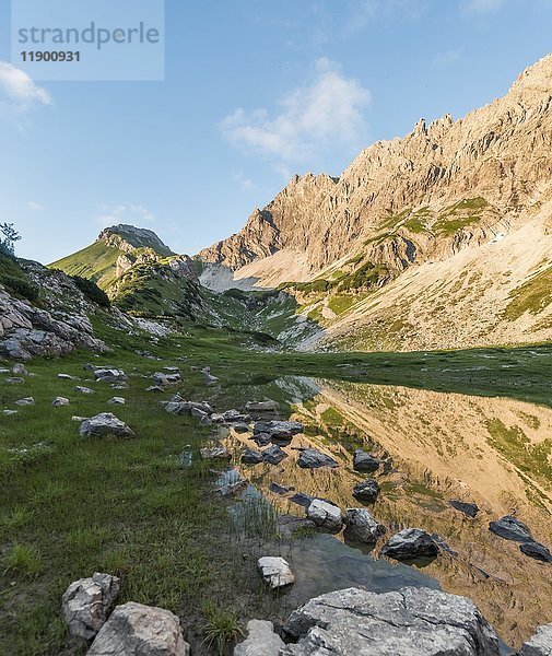 Berge im Abendlicht  links der Glasfelderkopf  in der Mitte die Fuchskarspitze  Spiegelung im Bergsee am Printz-Luitpolt-Haus  Bad Hindelang  Allgäu  Bayern  Deutschland  Europa